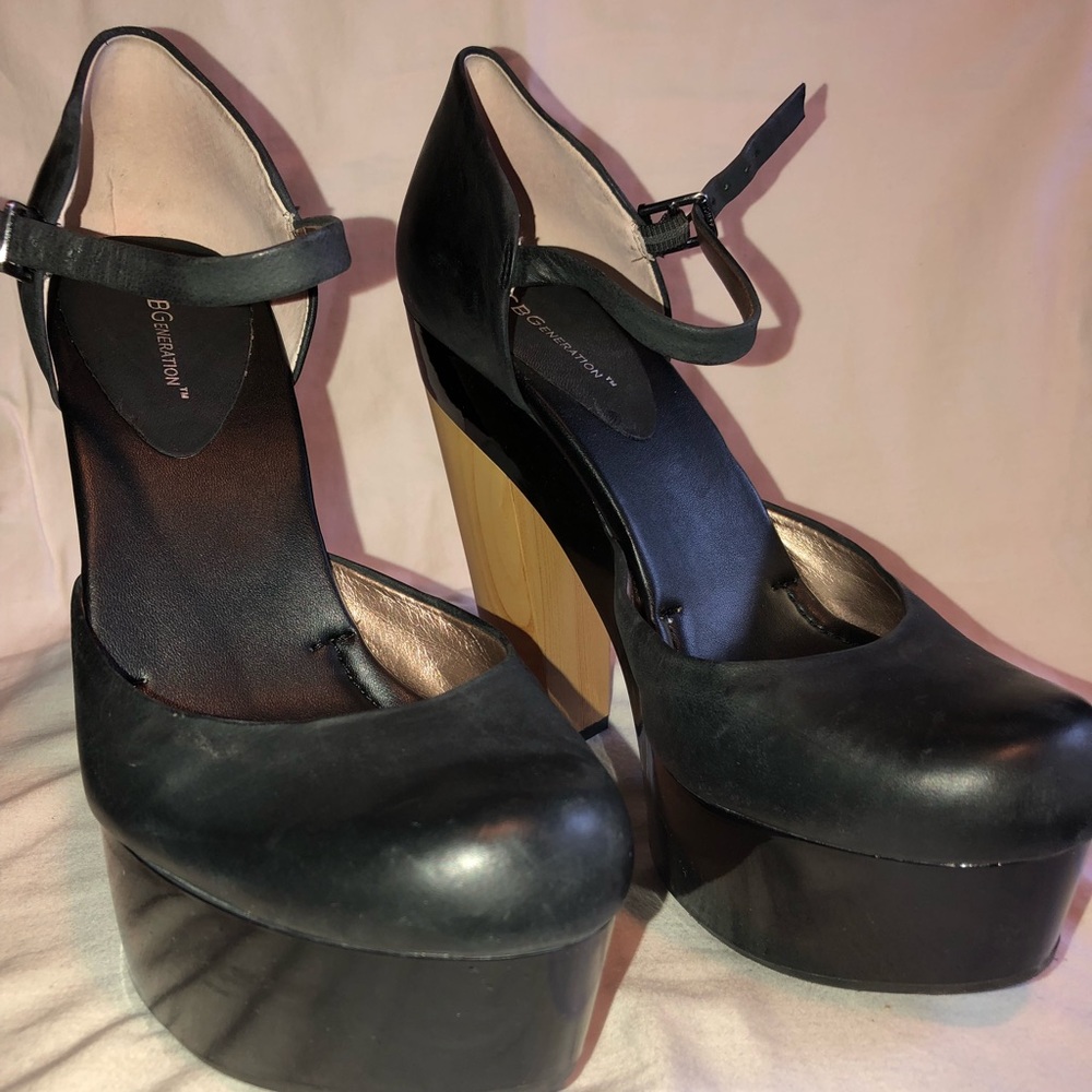 BCBG platform heel